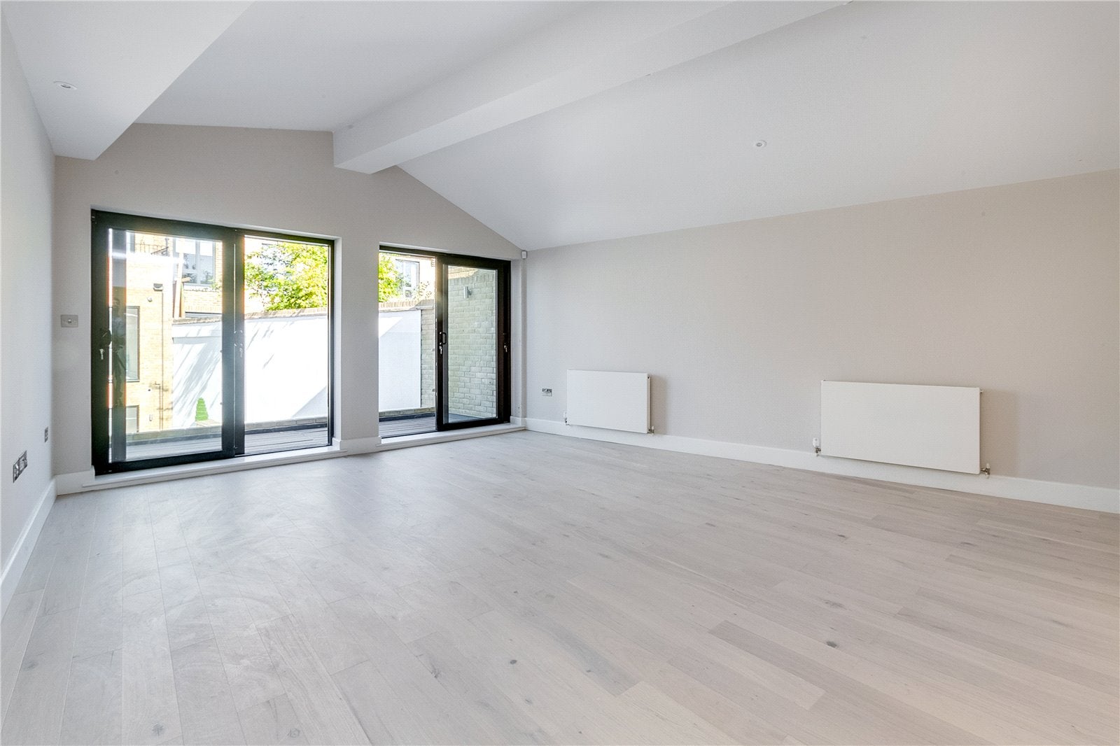 Flat Gayford Road in Greater London