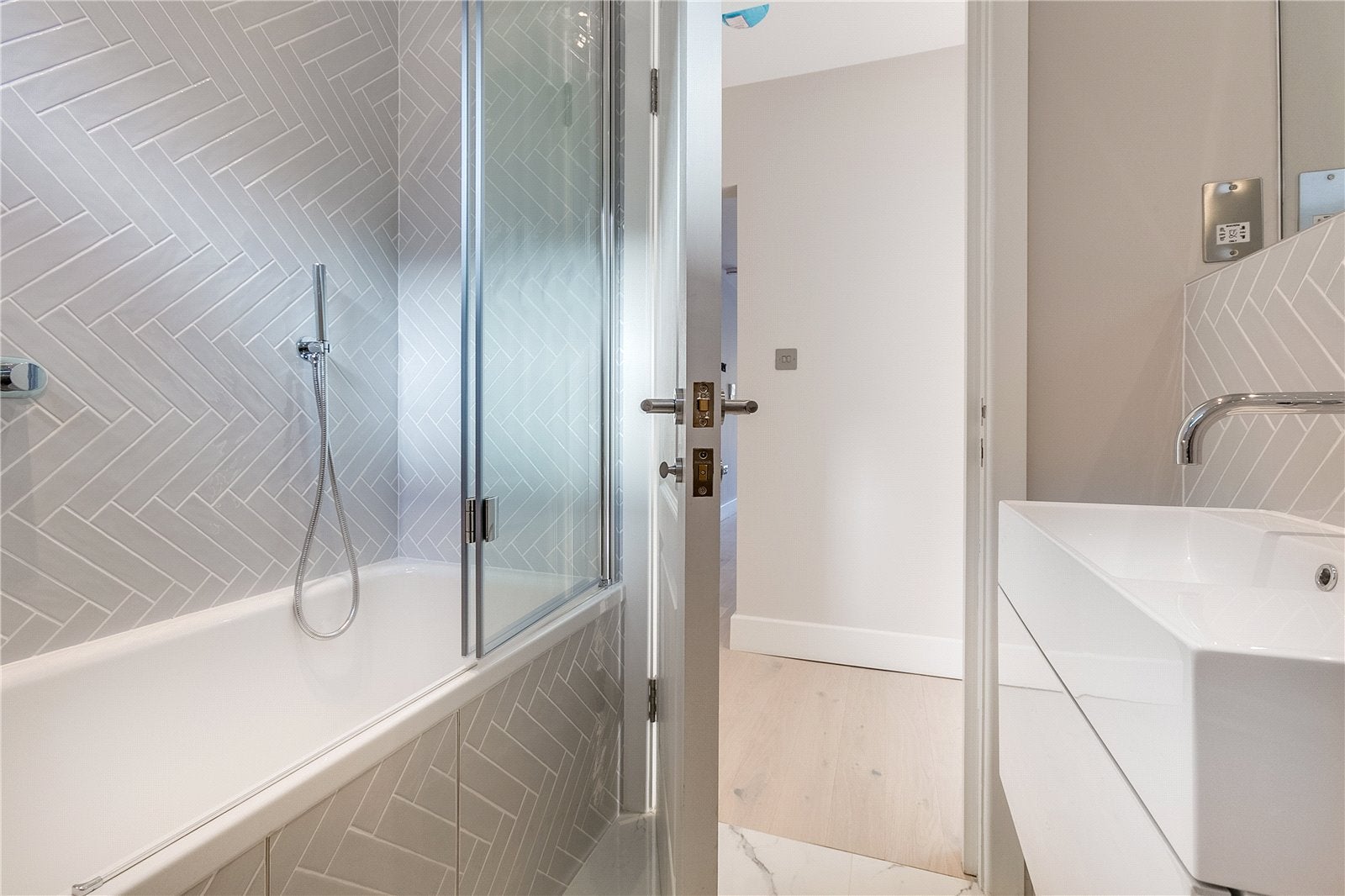 Flat Gayford Road in Greater London