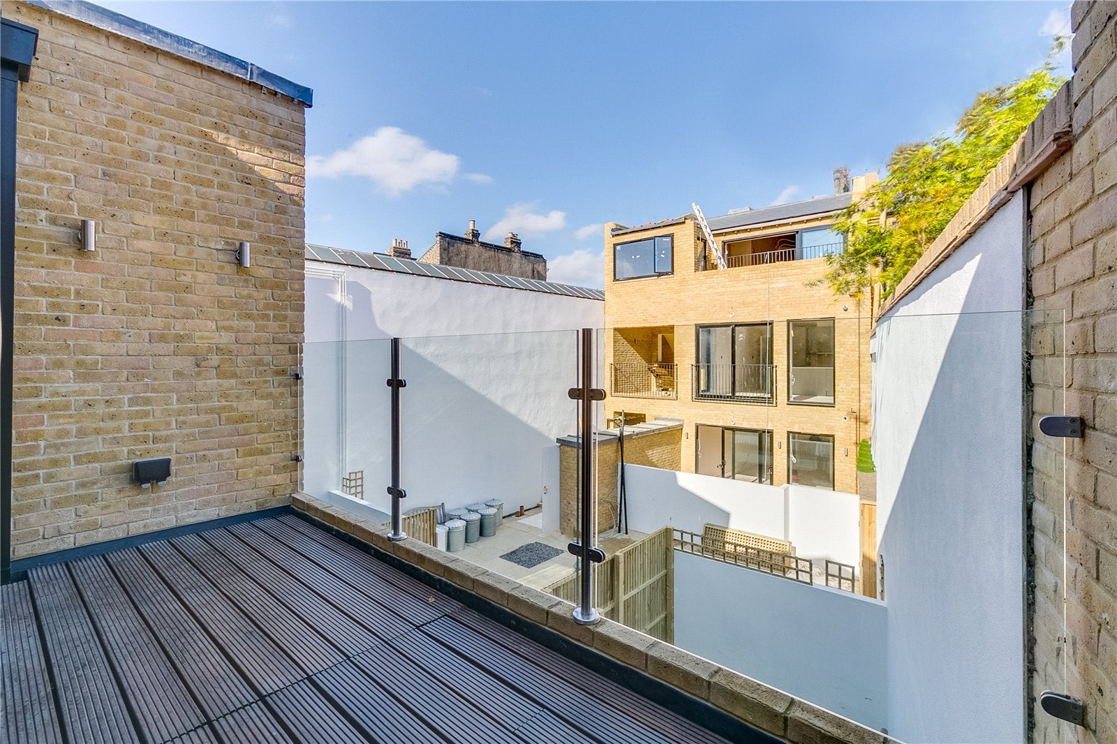 Flat Gayford Road in Greater London