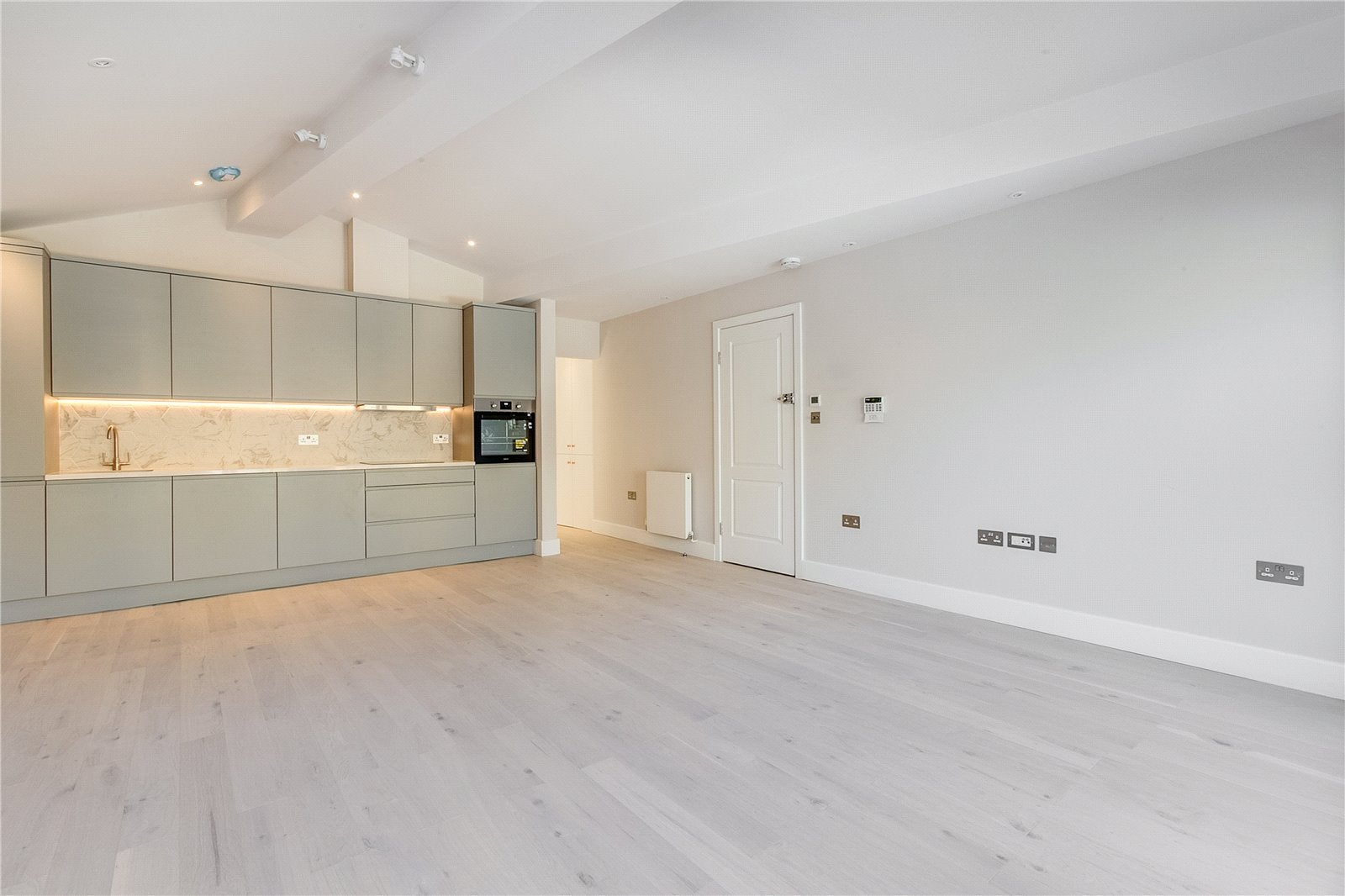 Flat Gayford Road in Greater London