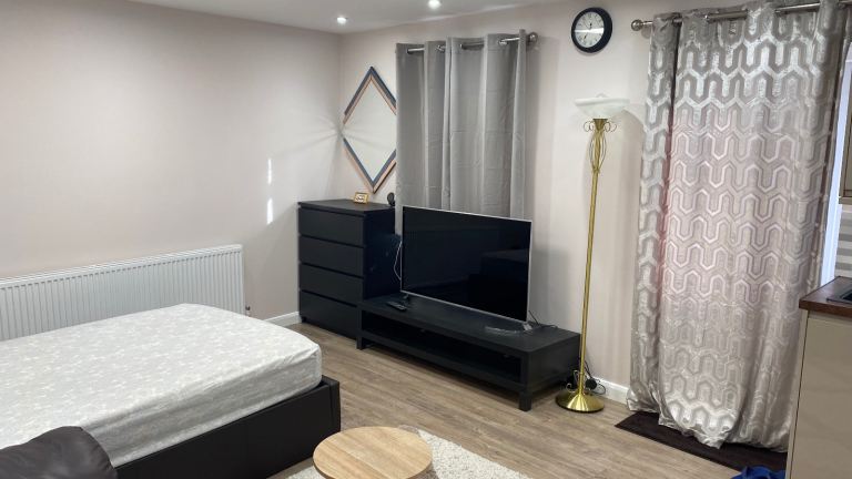 Flat Raleigh Avenue in Greater London