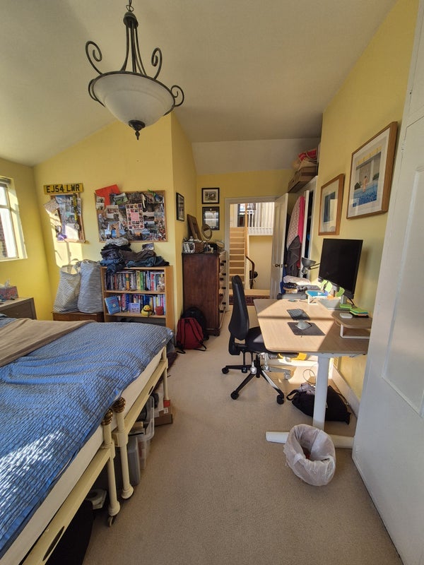 Room Sisters Avenue in Greater London