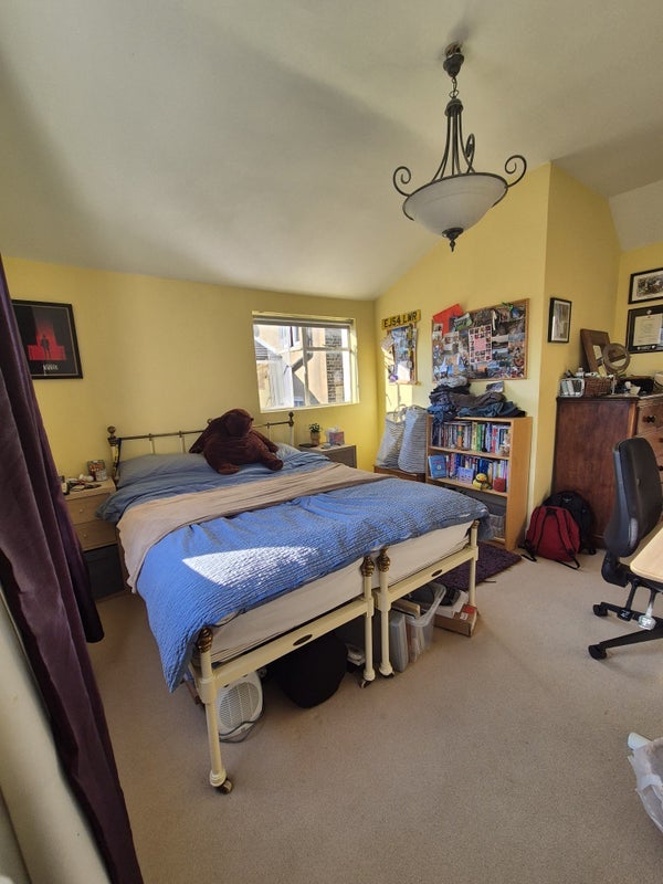 Room Sisters Avenue in Greater London