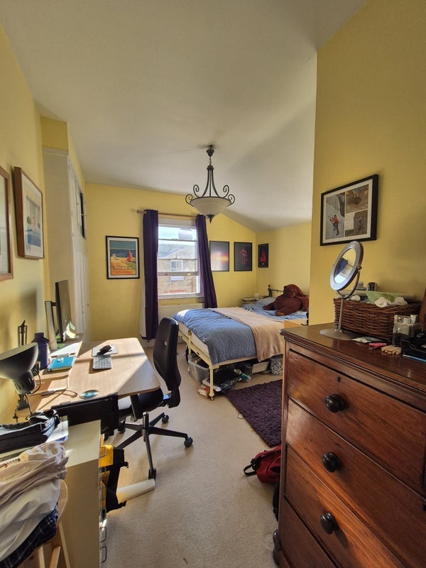Room Sisters Avenue in Greater London