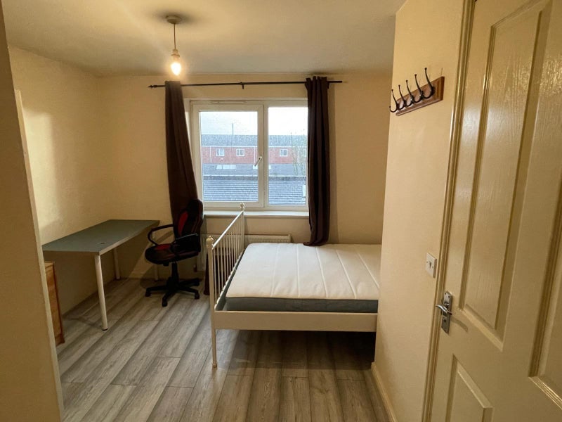 Room Guide Post Road in Manchester