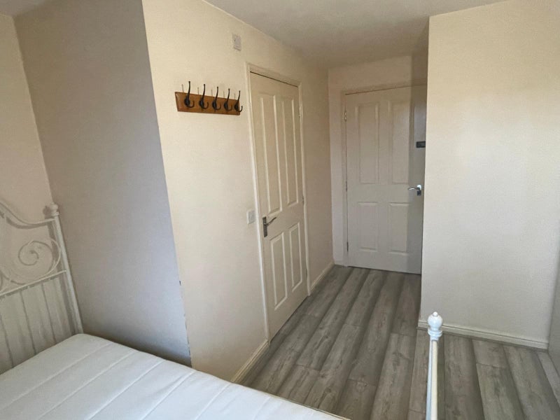 Room Guide Post Road in Manchester