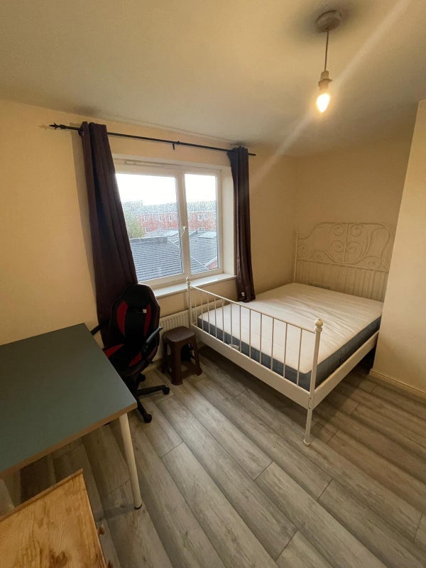 Room Guide Post Road in Manchester