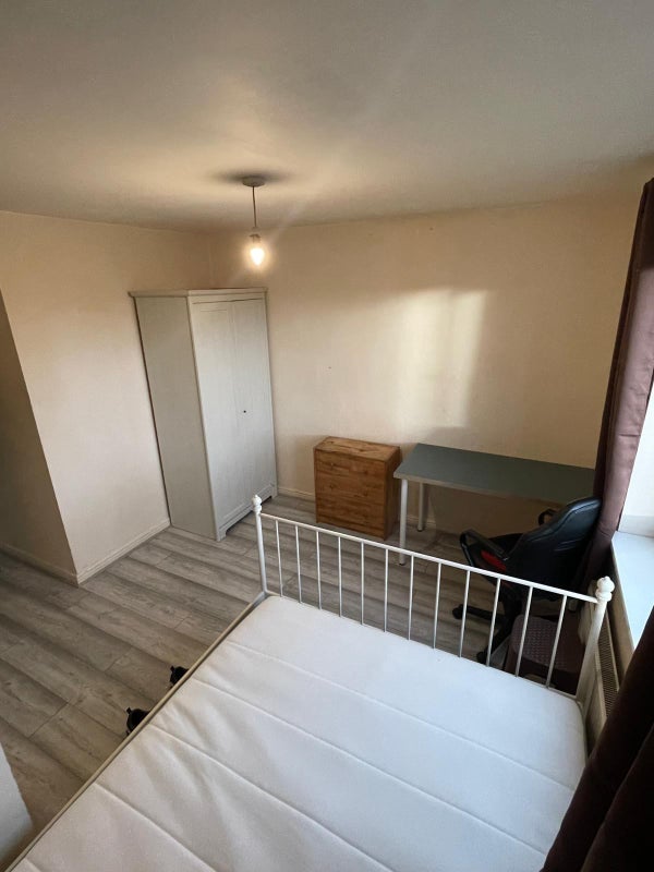 Room Guide Post Road in Manchester