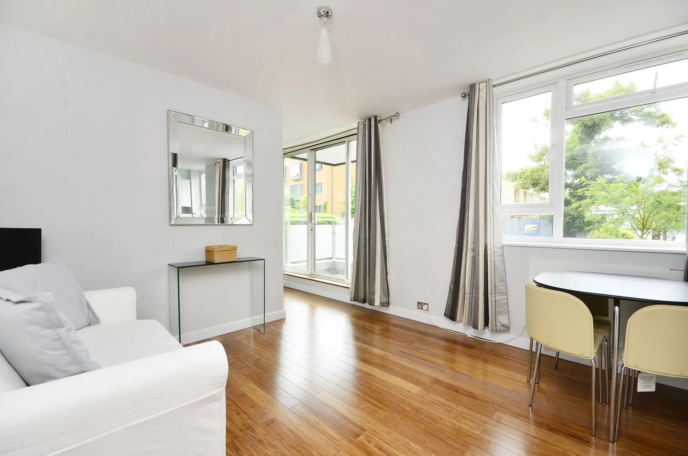 Flat Rayner's Road in Greater London