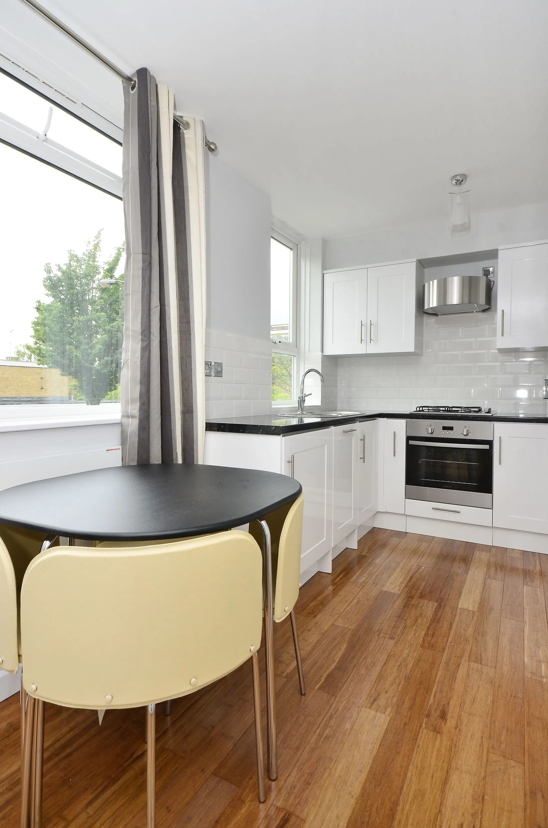 Flat Rayner's Road in Greater London