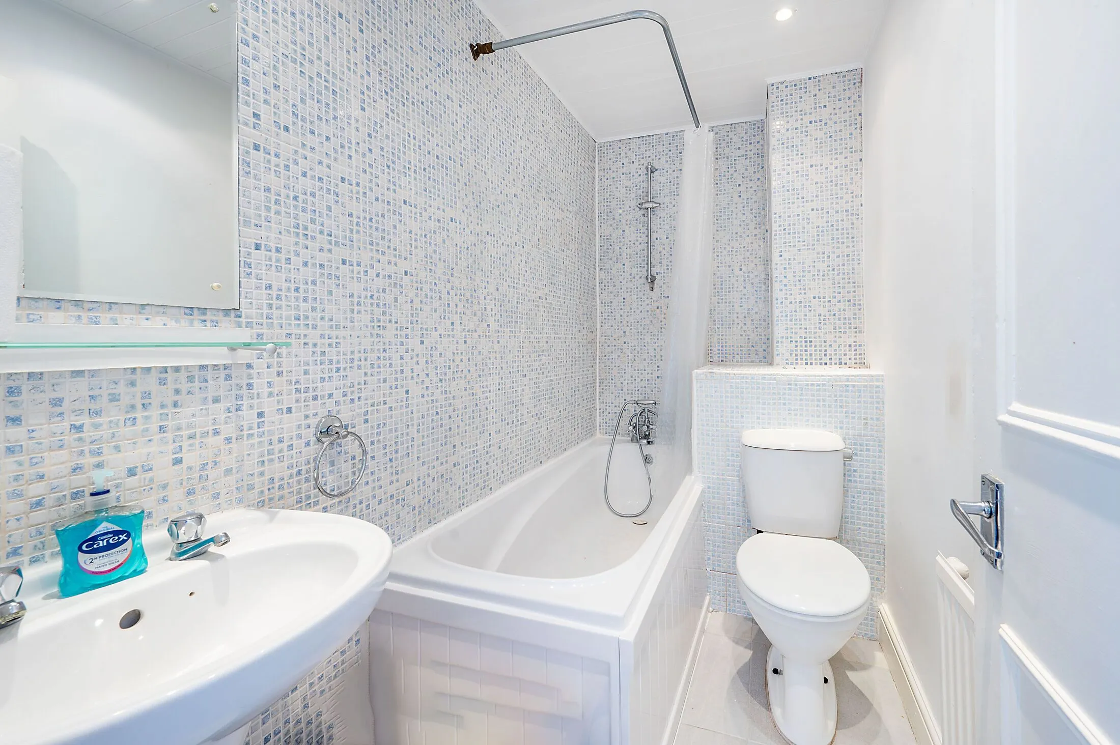 Flat Brougham Road in Greater London