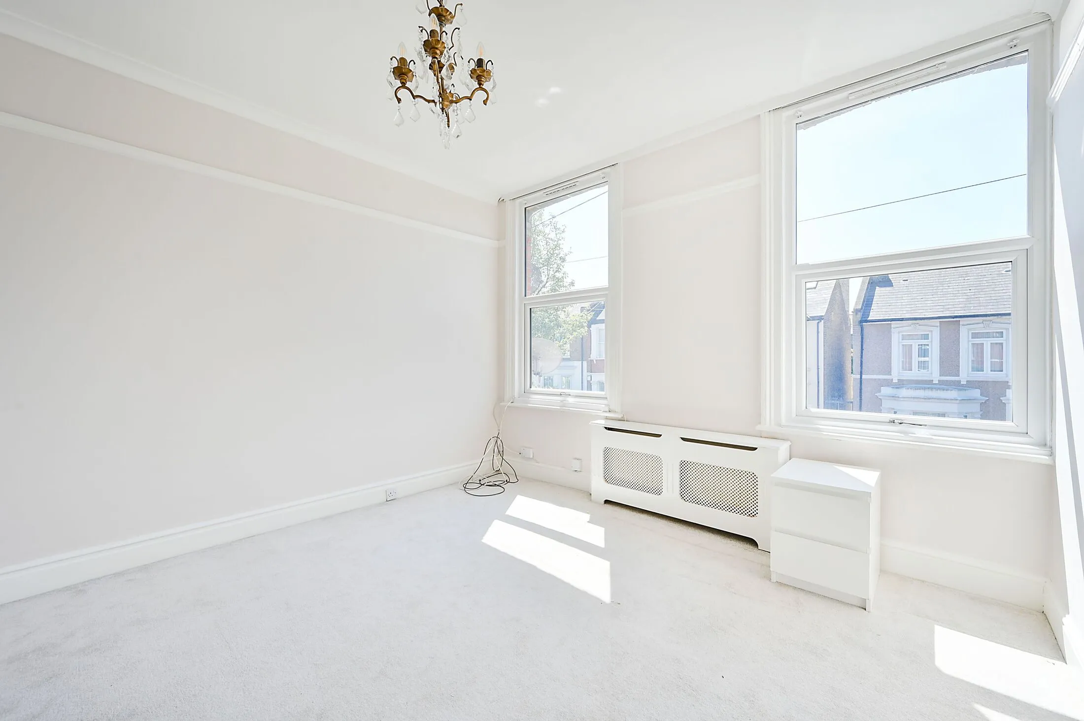 Flat Brougham Road in Greater London