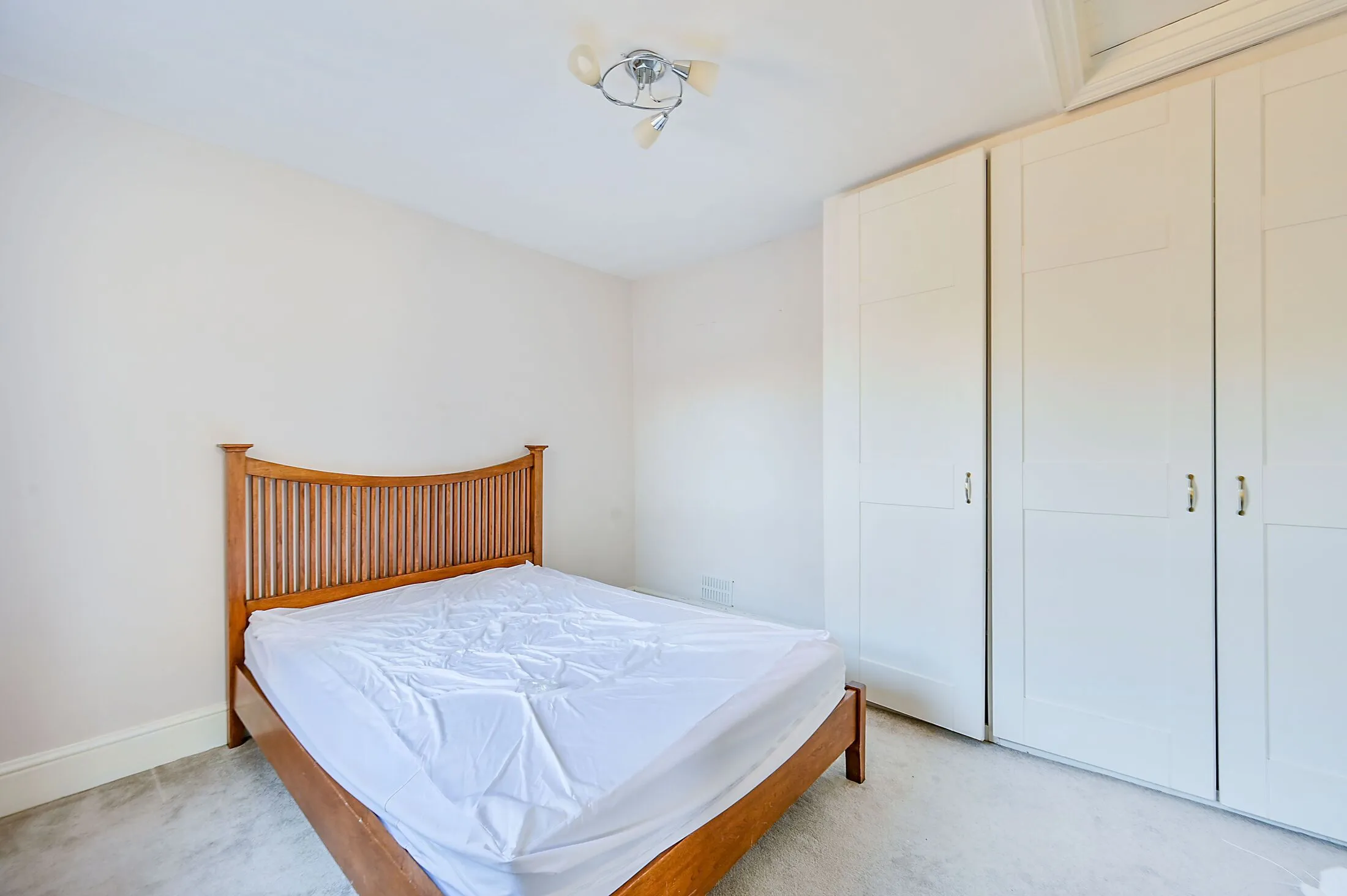 Flat Brougham Road in Greater London