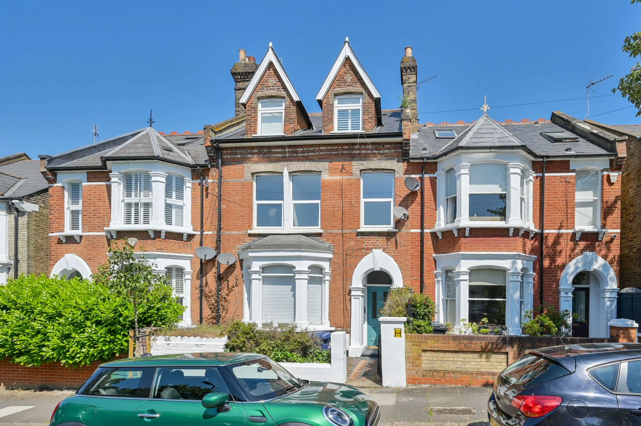 Flat Brougham Road in Greater London