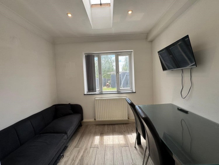 Room Church Lane in Greater London