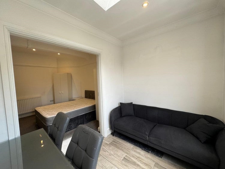 Room Church Lane in Greater London