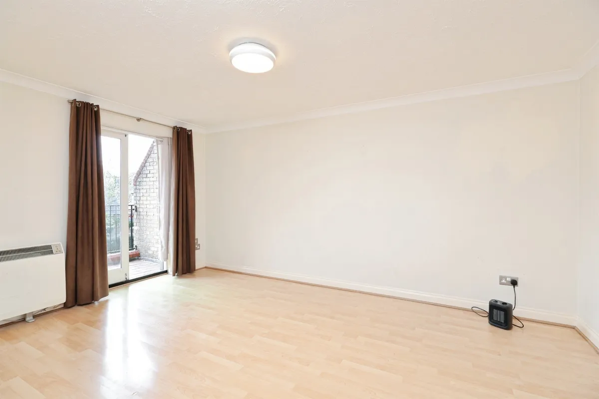 Flat Norbury Avenue in Watford