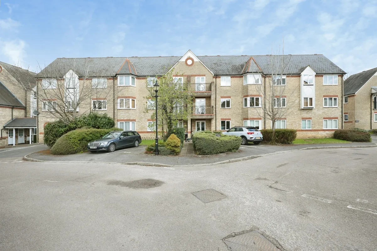 Flat Norbury Avenue in Watford