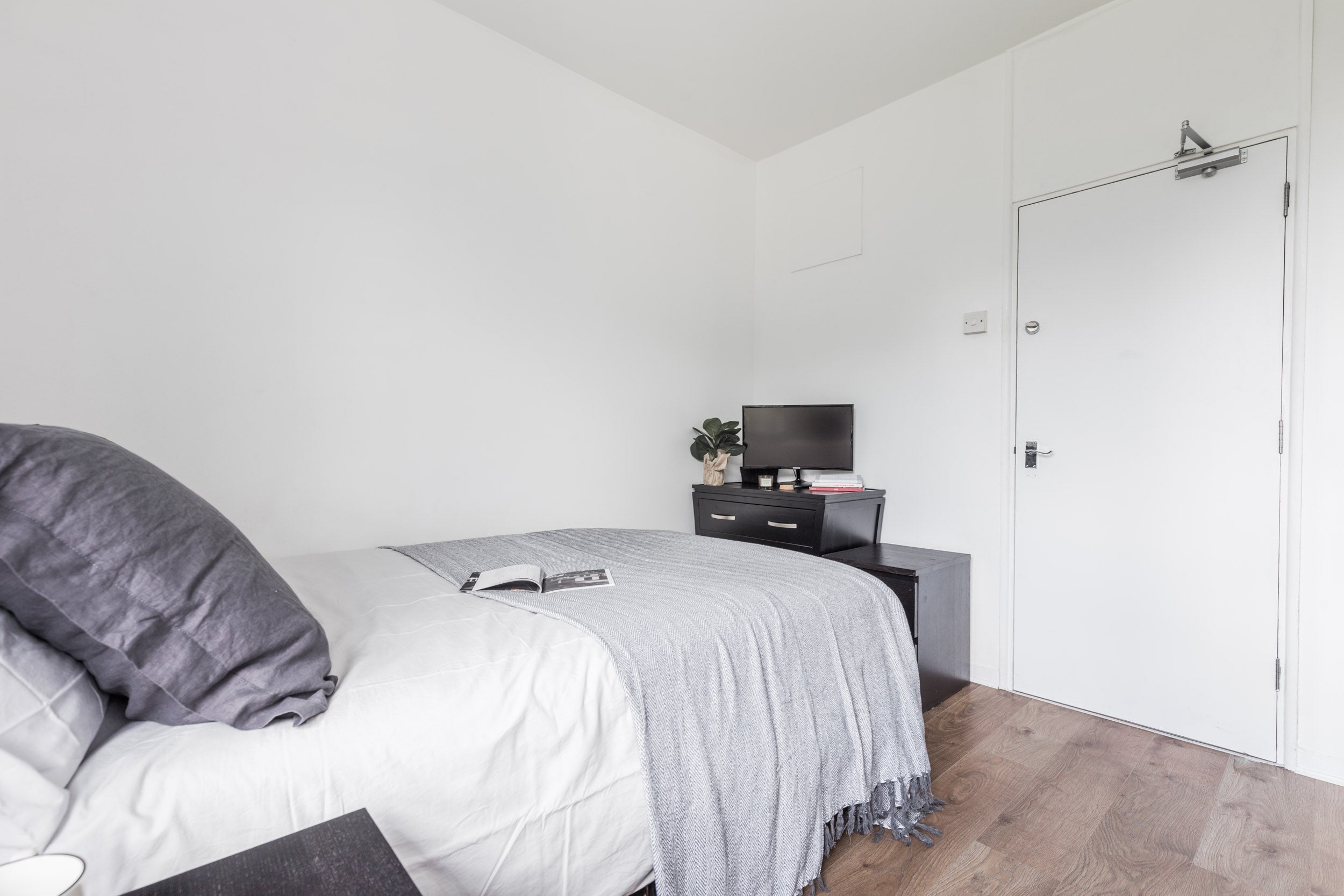 Flat Hale Street in Greater London