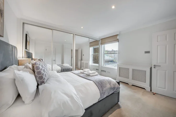 Flat Beaufort Gardens in Greater London