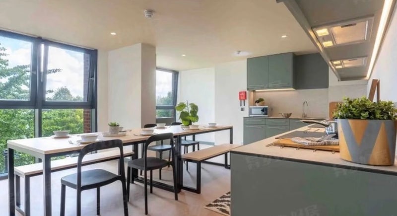 Room Blackburn Road in Greater London