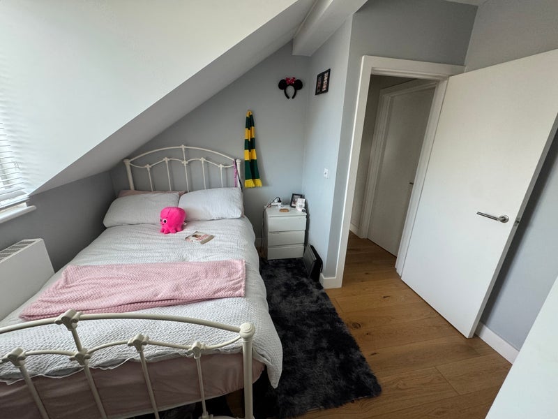 Room Kings Avenue in Greater London