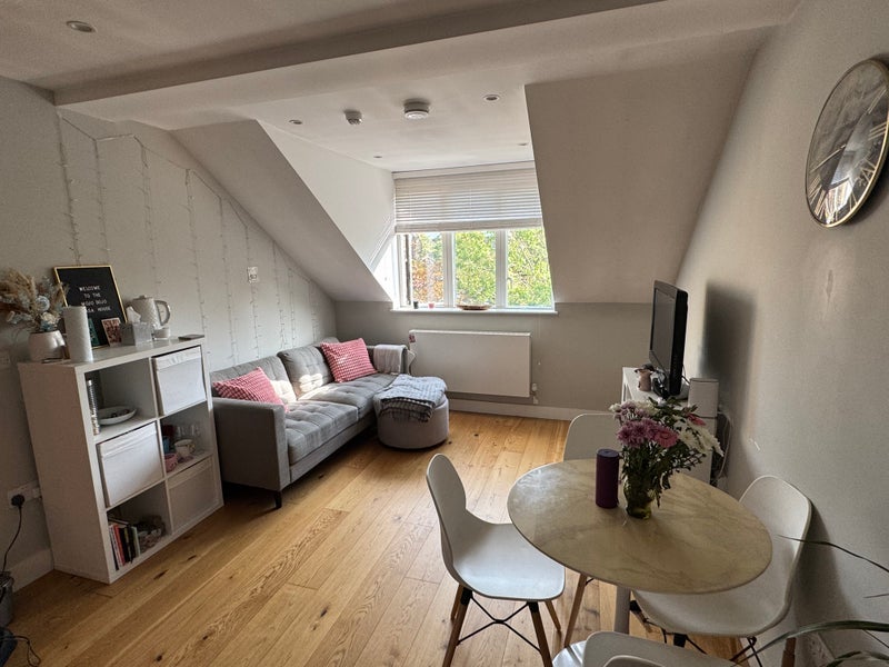 Room Kings Avenue in Greater London