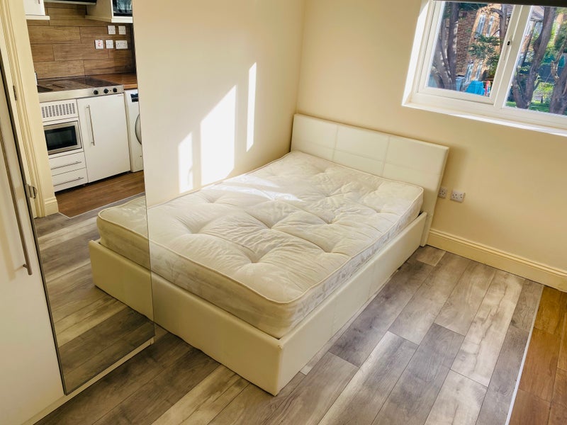 Room Paul Street in Greater London