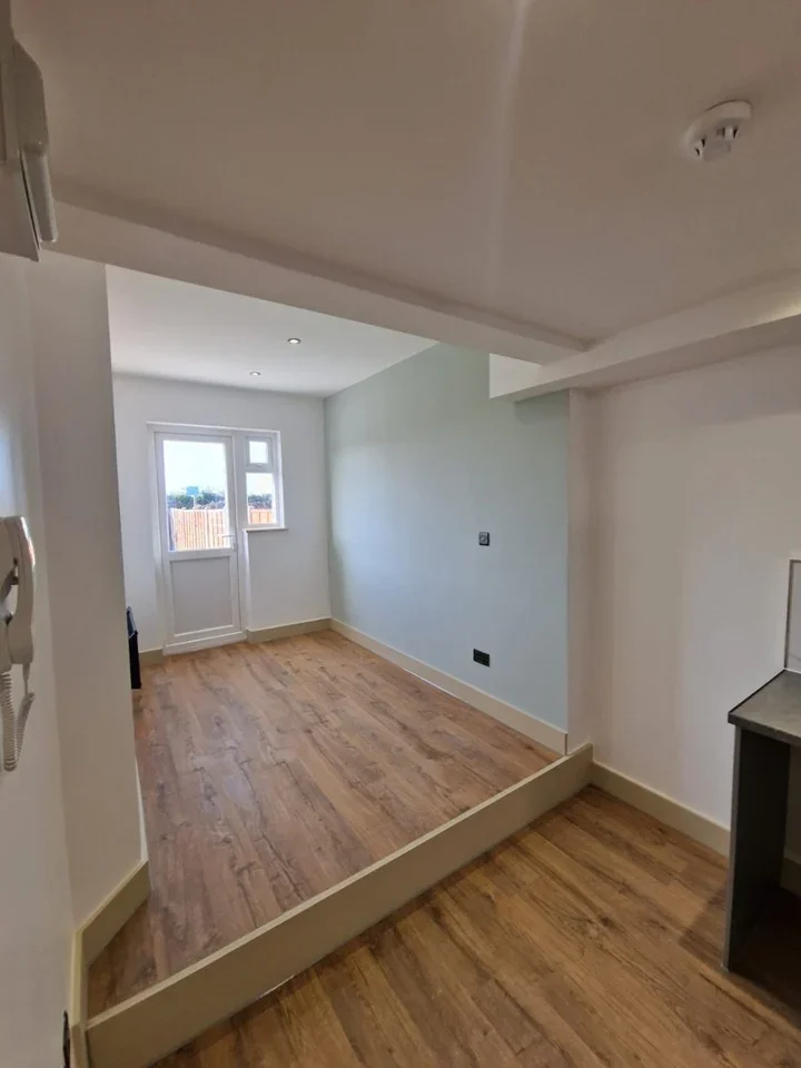 Flat Wingfield Way in Greater London