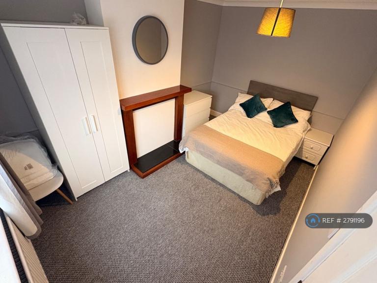 Room Fraser Road in Poole