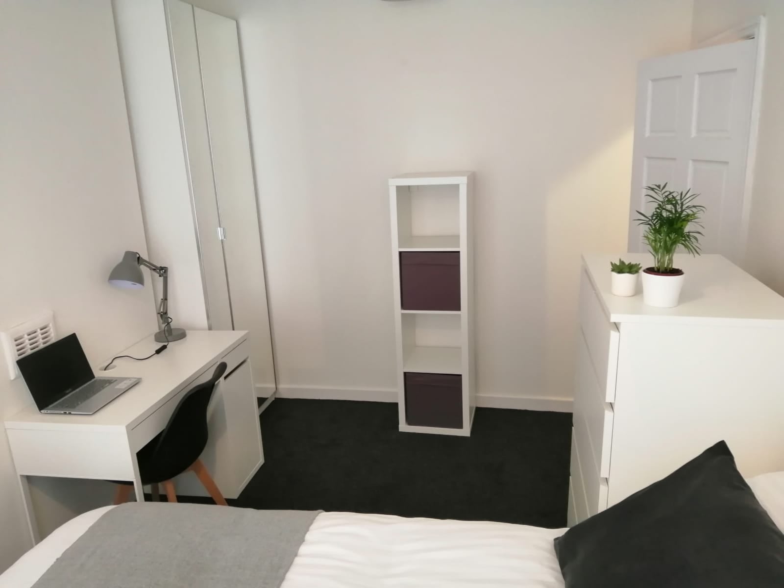 Room Haydn Avenue in Manchester