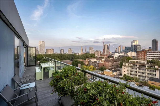 Flat Dance Square in Greater London