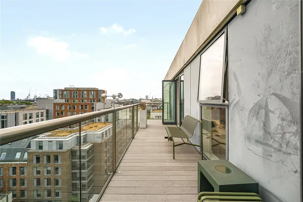 Flat Dance Square in Greater London