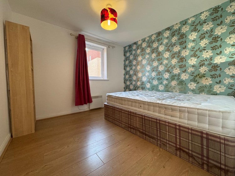 Flat Chalkhill Road in Greater London