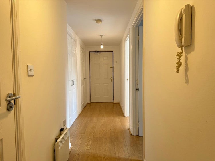 Flat Chalkhill Road in Greater London