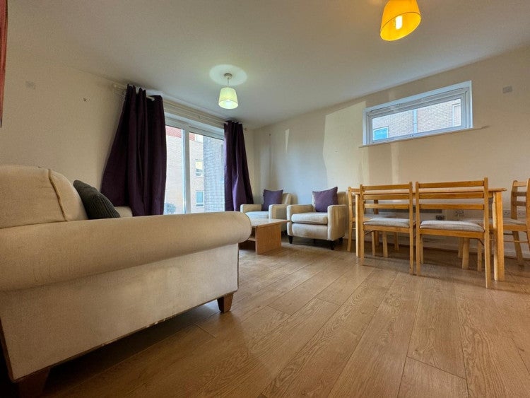 Flat Chalkhill Road in Greater London
