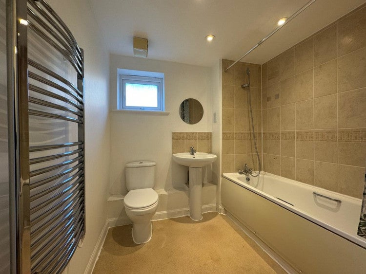 Flat Chalkhill Road in Greater London