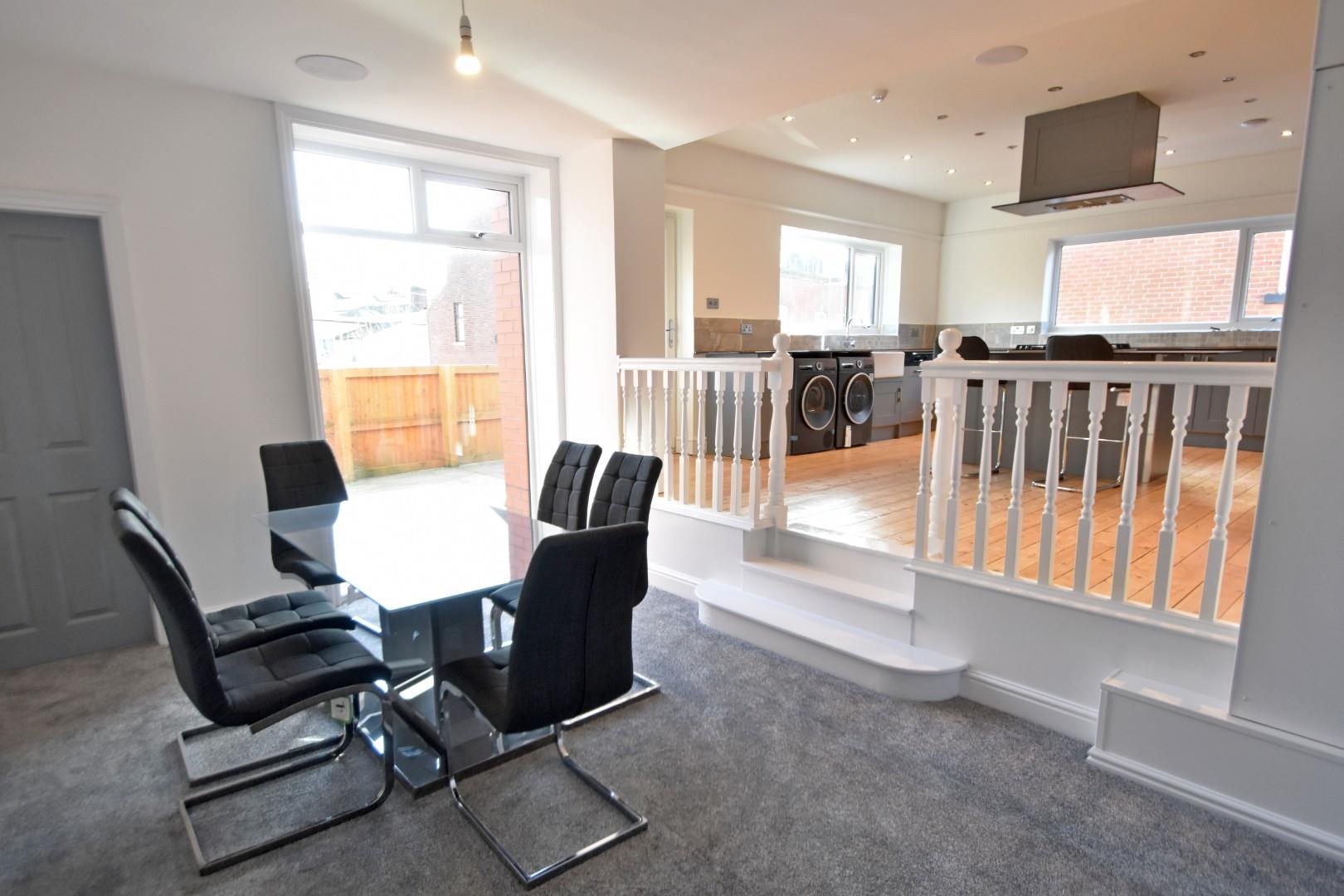 Room Raymond Avenue in Bury
