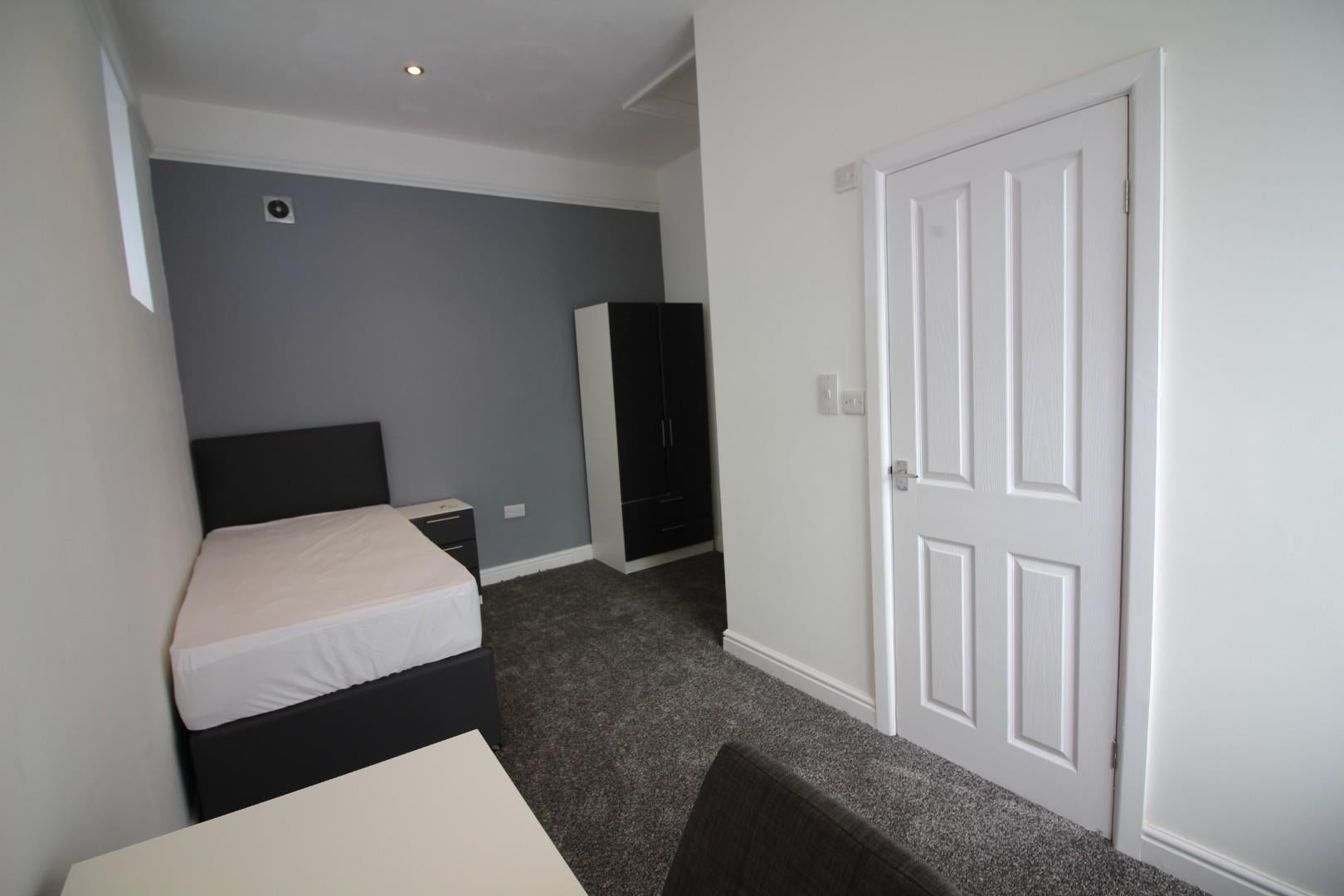 Room Raymond Avenue in Bury