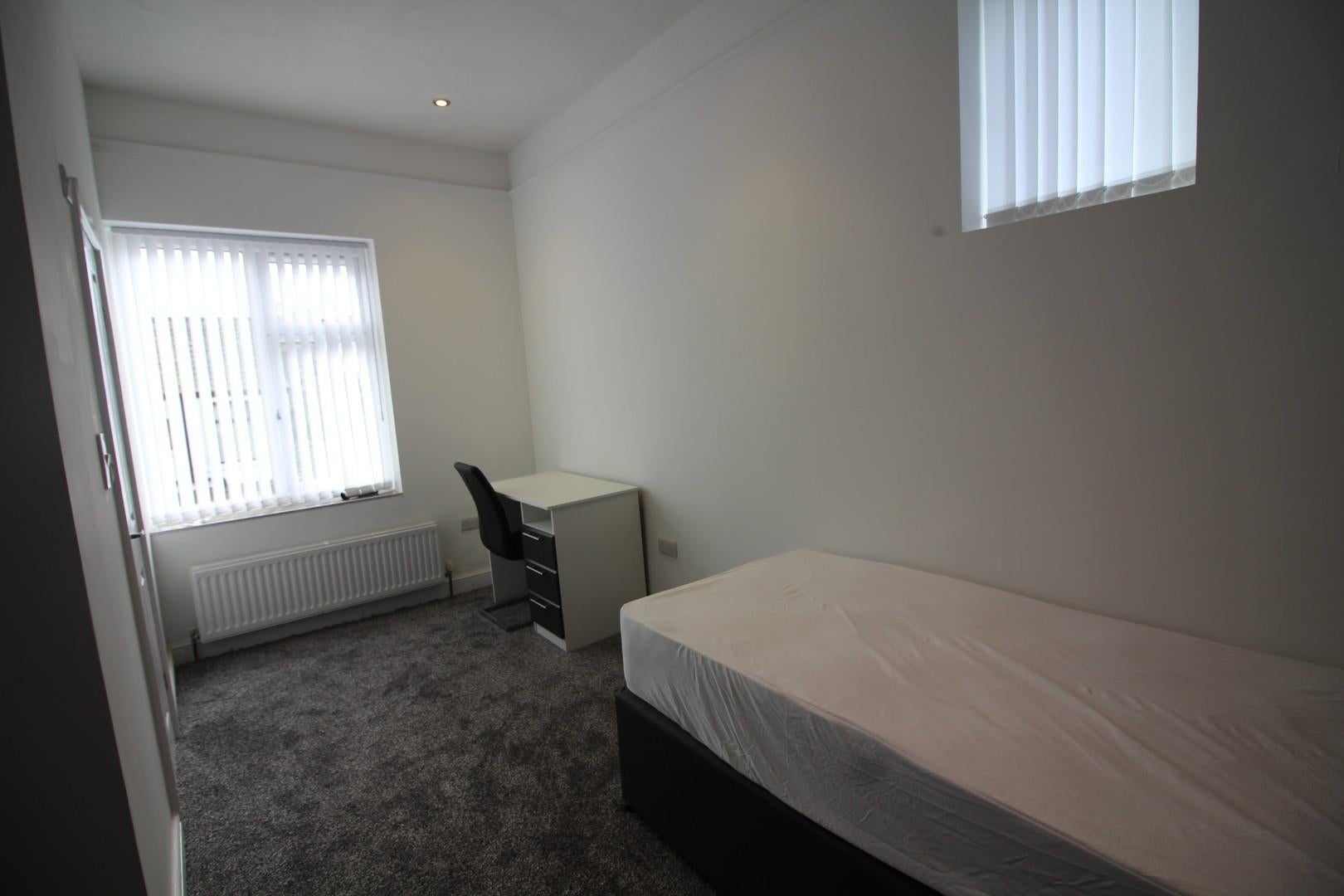 Room Raymond Avenue in Bury
