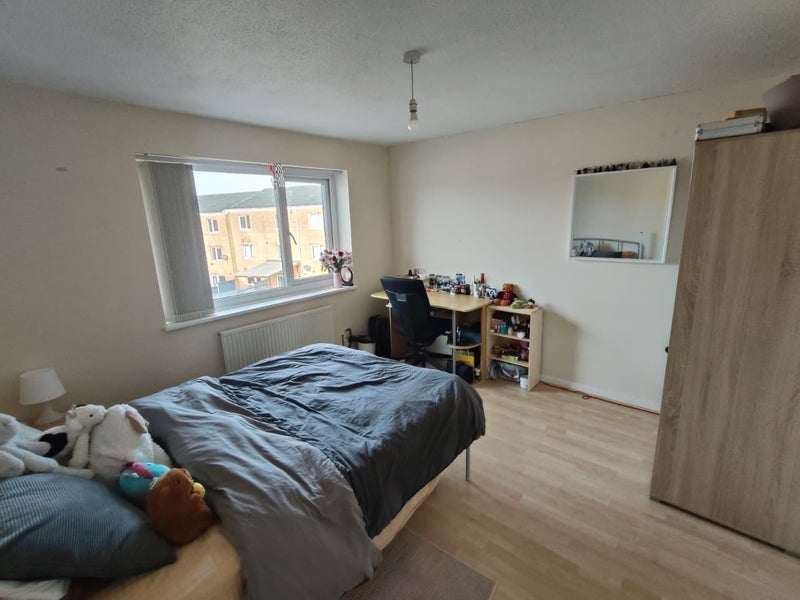 Room Beckhampton Close in Manchester
