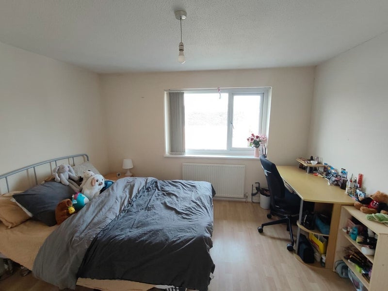 Room Beckhampton Close in Manchester