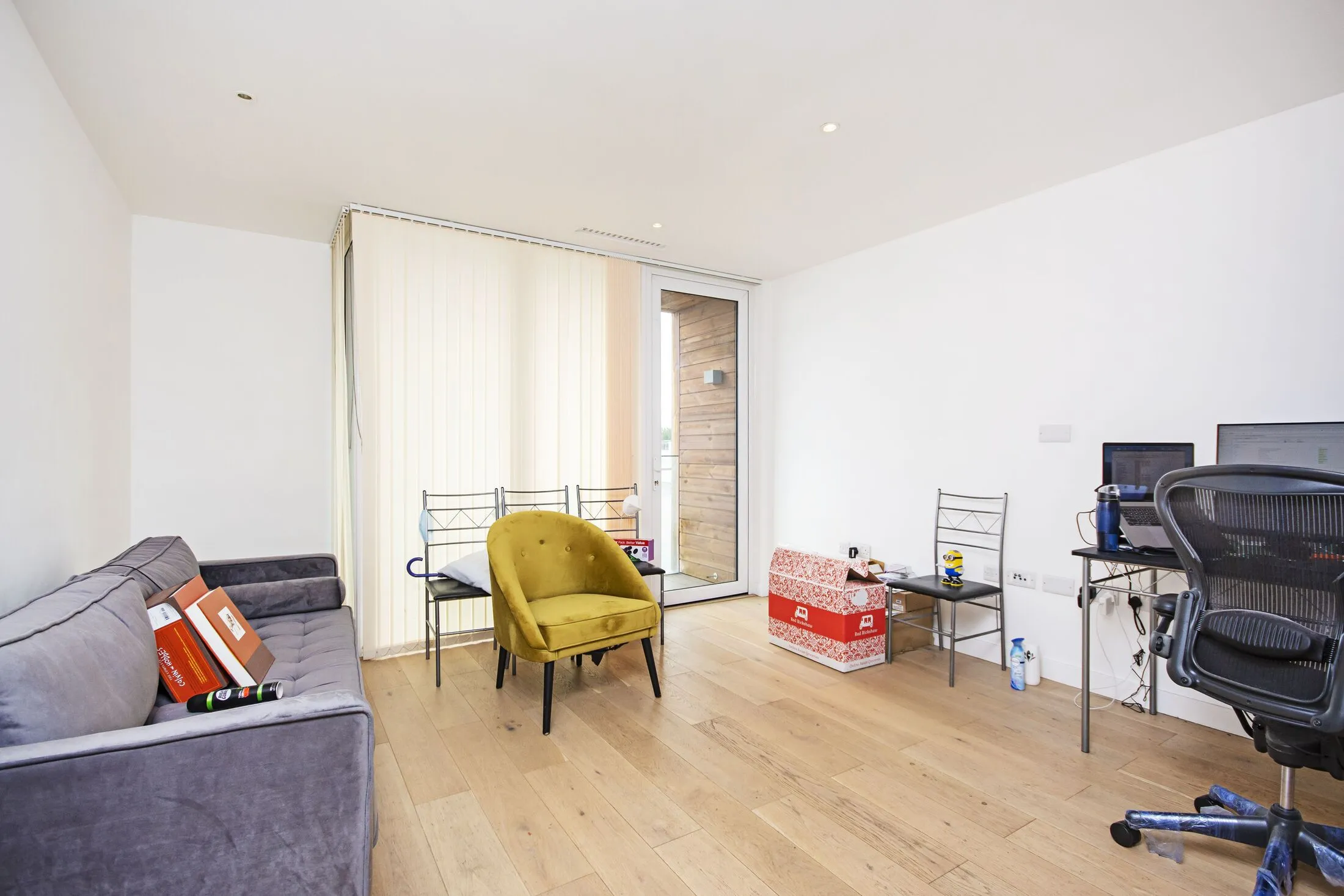 Flat Capitol Way in Greater London
