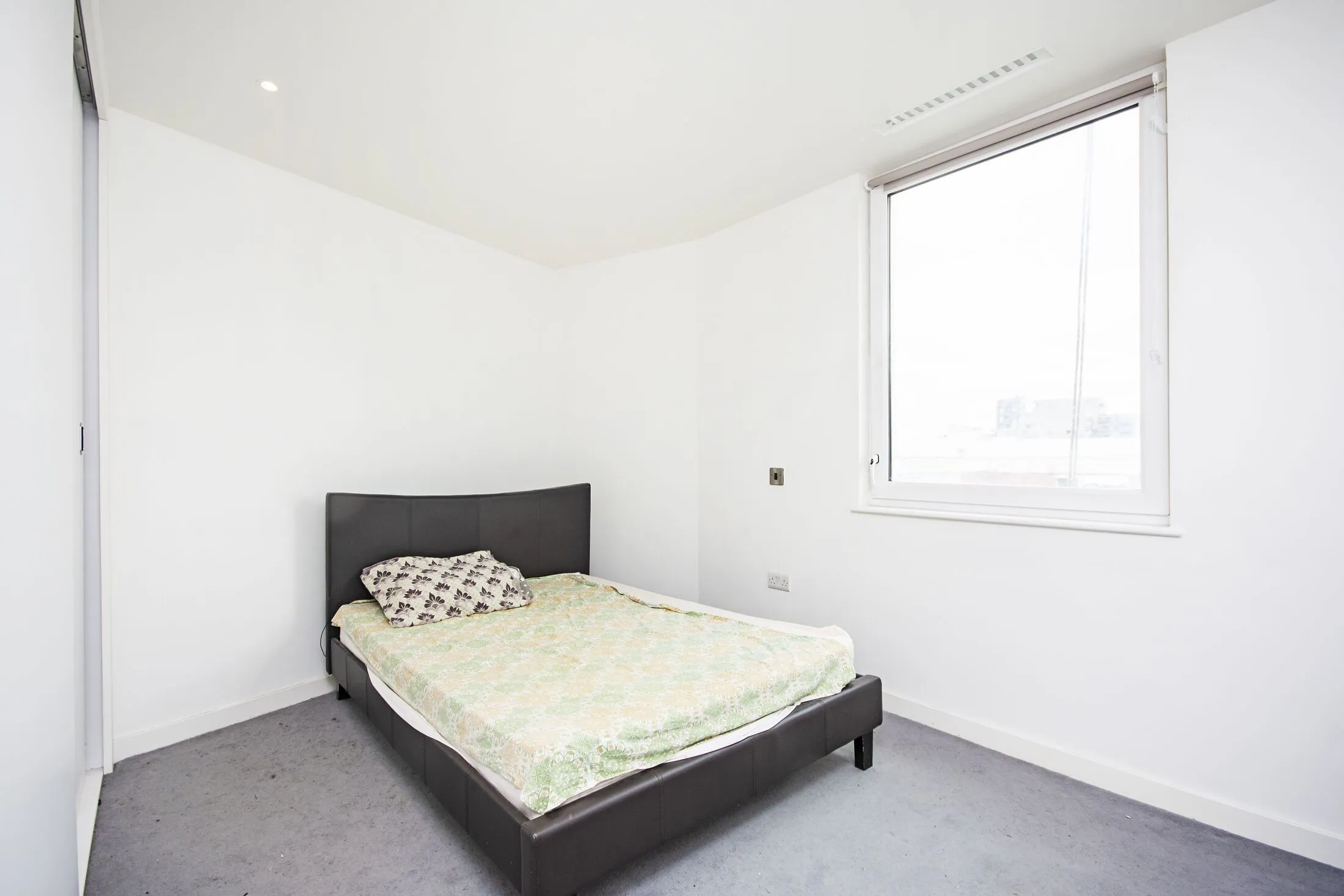 Flat Capitol Way in Greater London