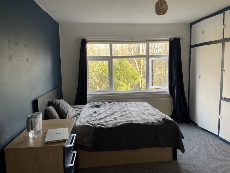 Room Kemble Avenue in Manchester