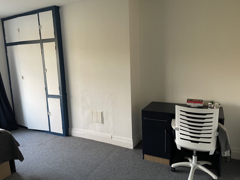 Room Kemble Avenue in Manchester