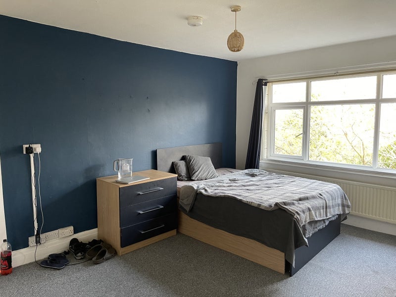Room Kemble Avenue in Manchester