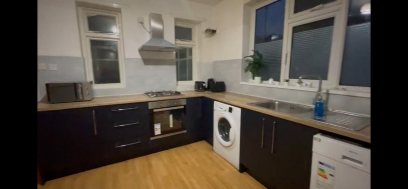 Room Kemble Avenue in Manchester