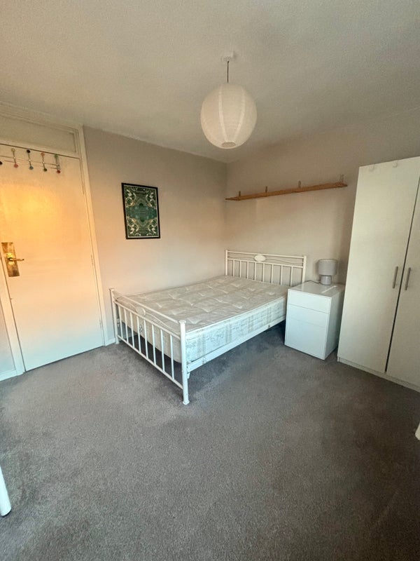 Room Middleton Road in Greater London