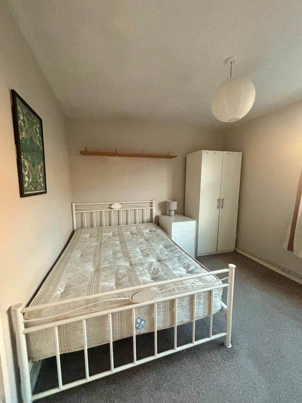 Room Middleton Road in Greater London